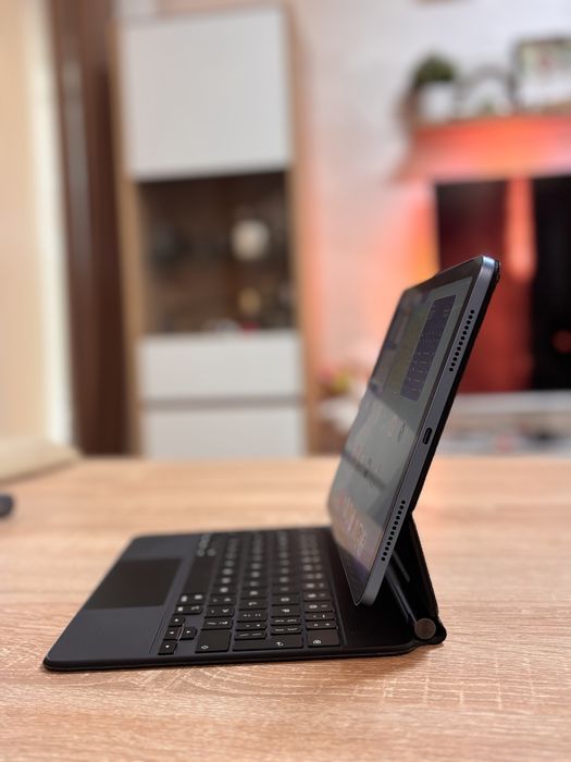 iPad Air 5 (M1 чип) Като нов + Apple Magic Keyboard - Пълен комплект