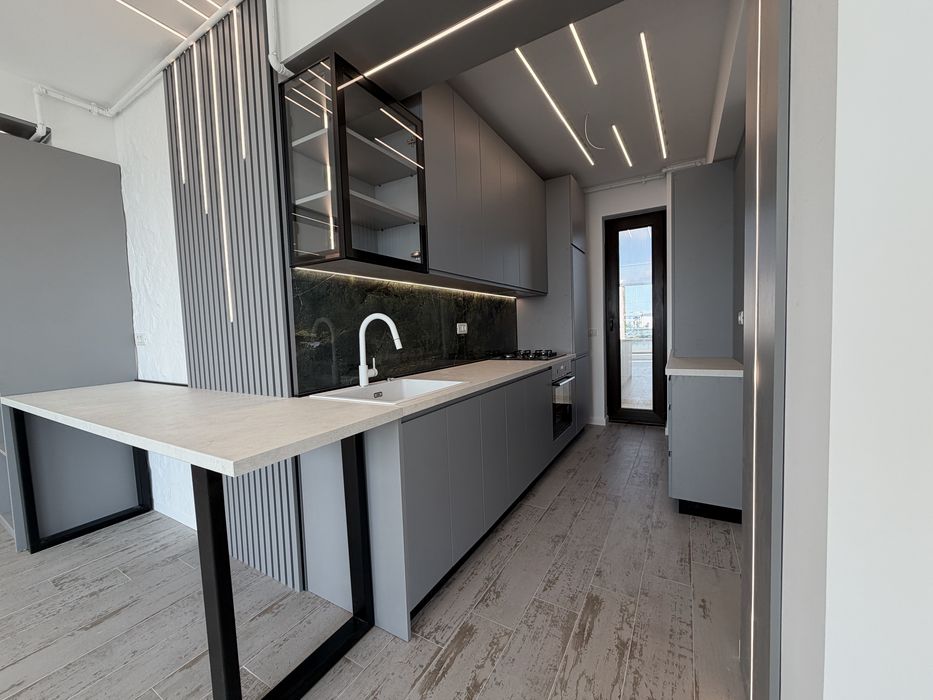 Apartamentul cu 3 camere , 2 băi si 3 terase + 2 locuri parcare si view direct spre portul turistic Mangalia
