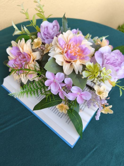 Аранжировка на цветя в кутия тип разтворена книга