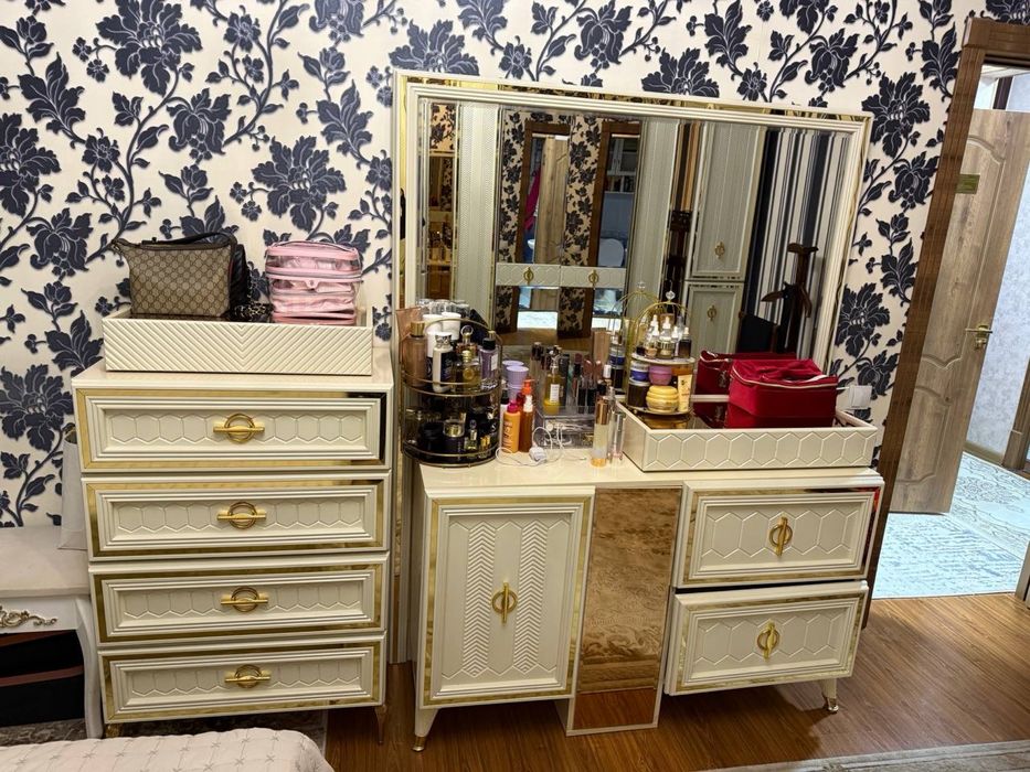 Мебели качественные кухня и спальная