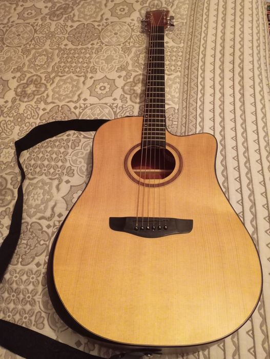 Продам акустическую гитару