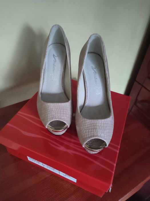 Дамски обувки на висок ток