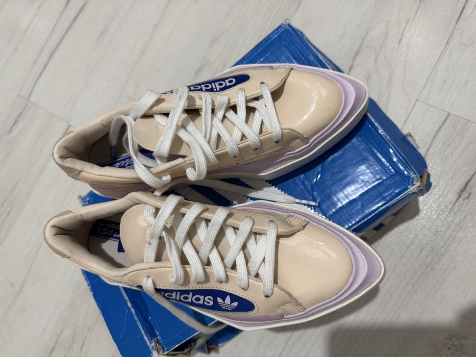 Кроссовки женские