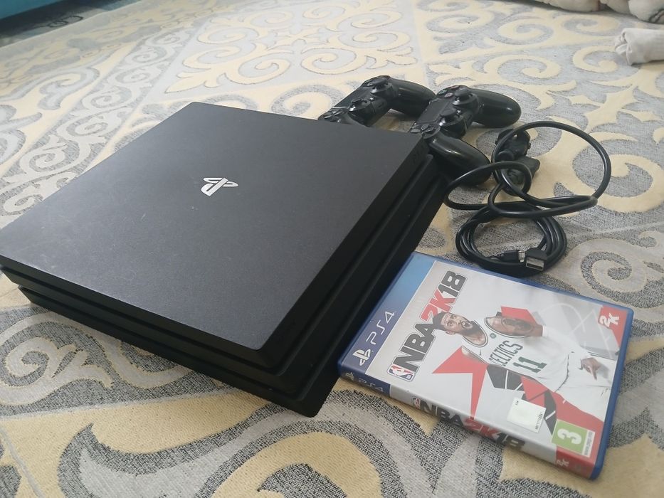 Sony PlayStation 4 PRO 4К 2 джойстика 1 диск