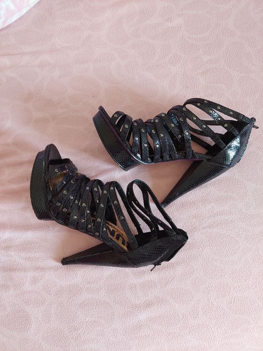 Сандали с висок ток и платформа