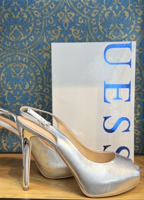 Красиви дамски сандали GUESS