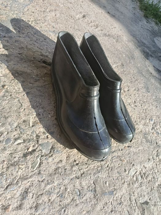 Продаю галоши на дачу и в огород