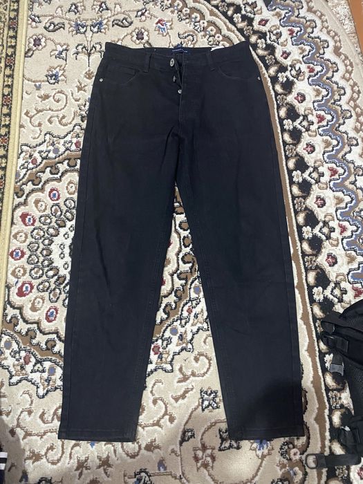 Черные джинсы.