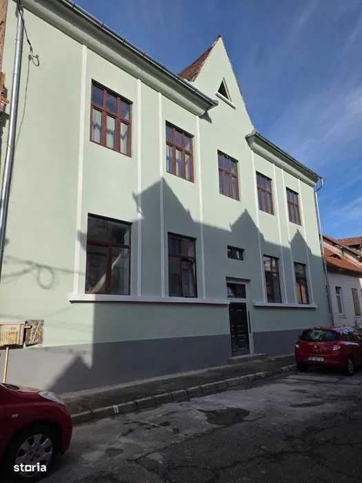 Vând apartament premium cu 2 camere, în centrul istoric al Sibiului, orașul de jos