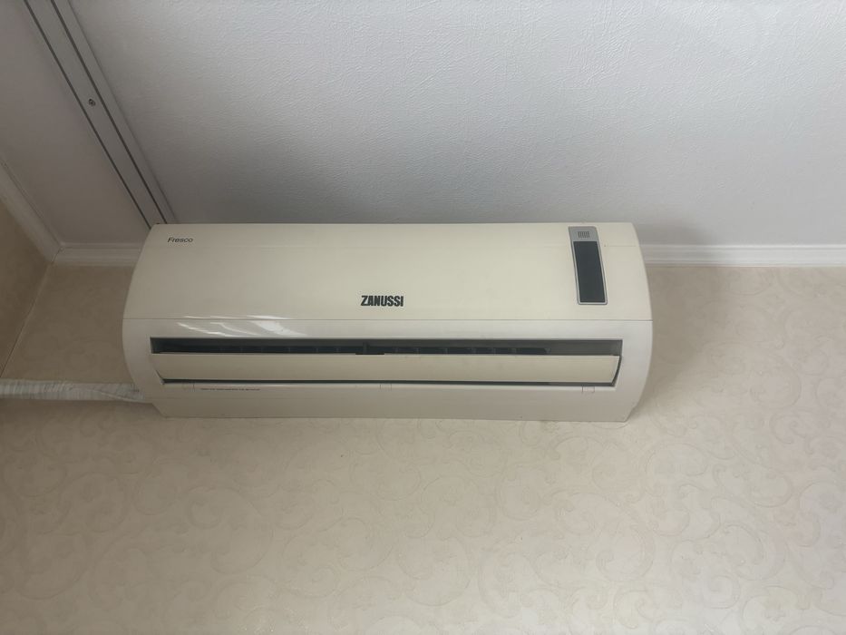 Срочно продам кондиционер ZANUSSI 09 без инвентор рабочий состояние