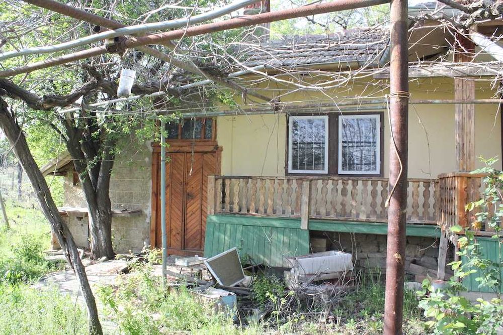 Самостоятелна къща с голям двор в с. Горица