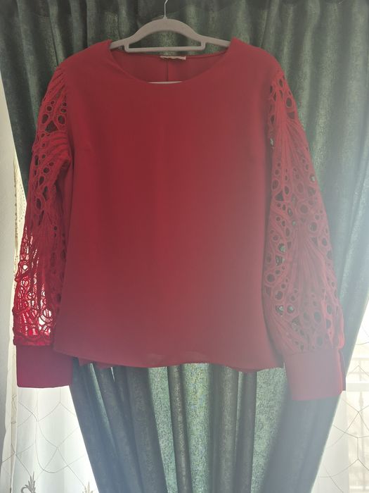 Bluza cu dantela pe mâneci