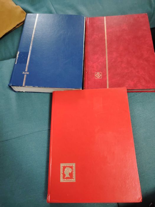 Vând 3 clasoare de timbre+ 1,7 kg timbre