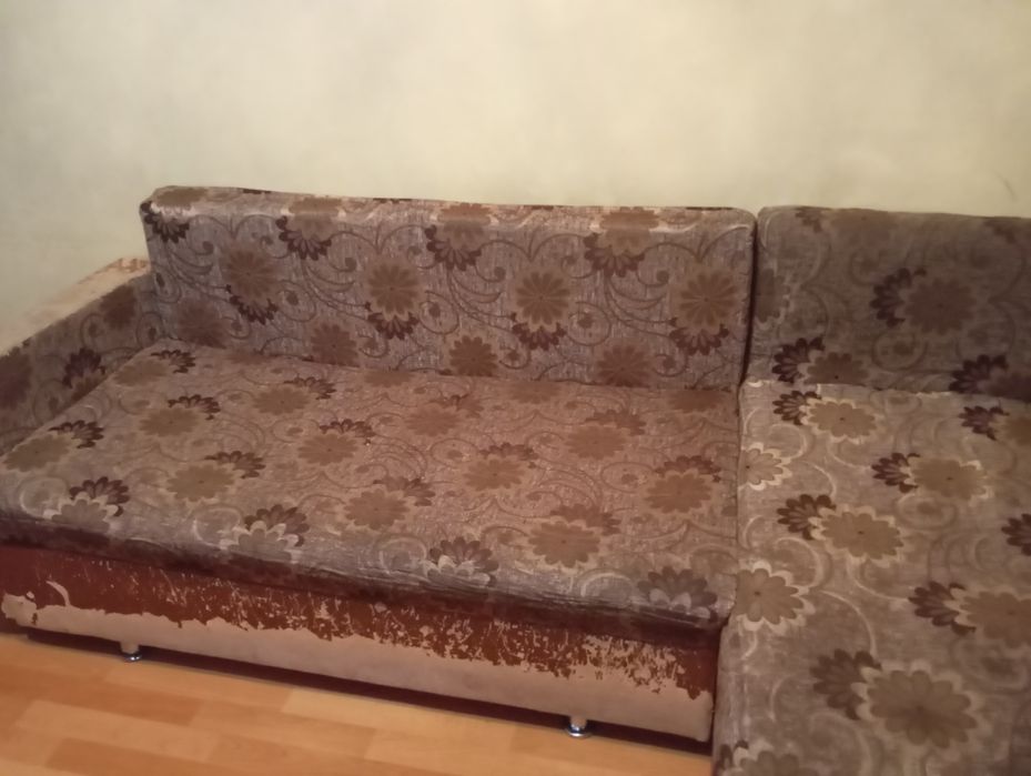 Отдам диван дарои