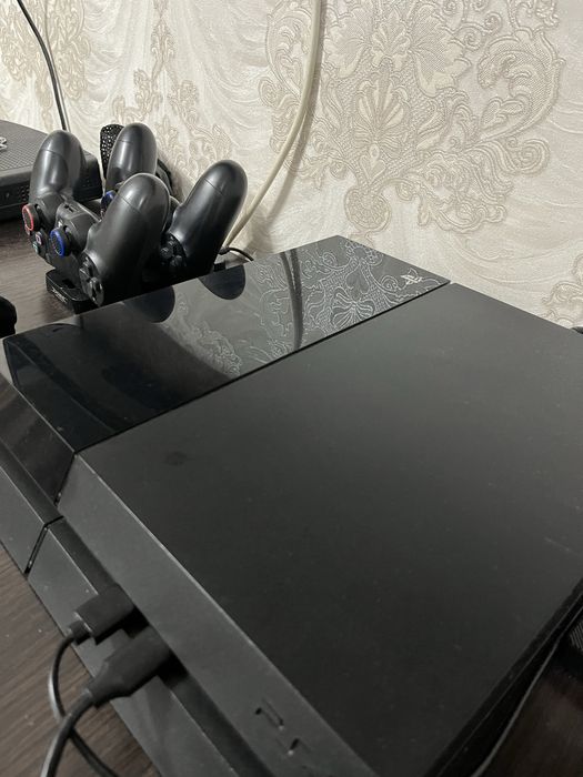 продаю PlayStation 4
