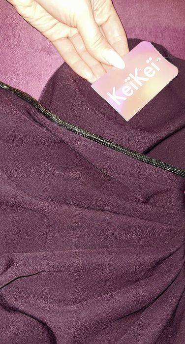 Елегантна рокля с един ръкав и камъчета