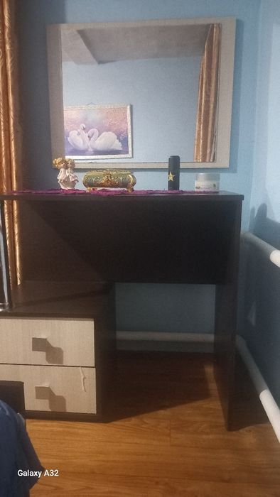 Продам туалетный столик .