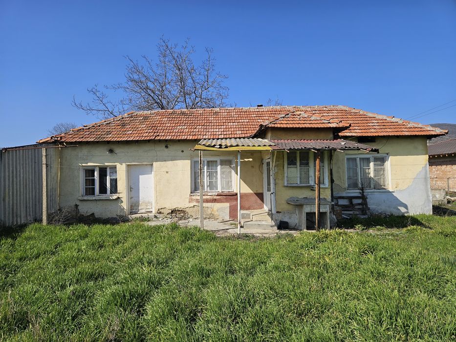 Полумасивна къща + стопанска постройка в 1824 кв парцел