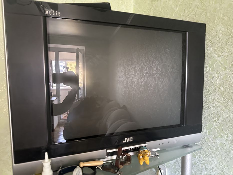 телевизор б/у 4500диван креслобесплатно