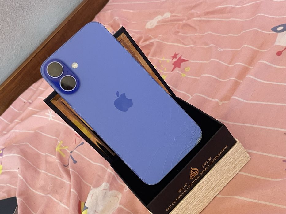 Vând iphone 16 plus