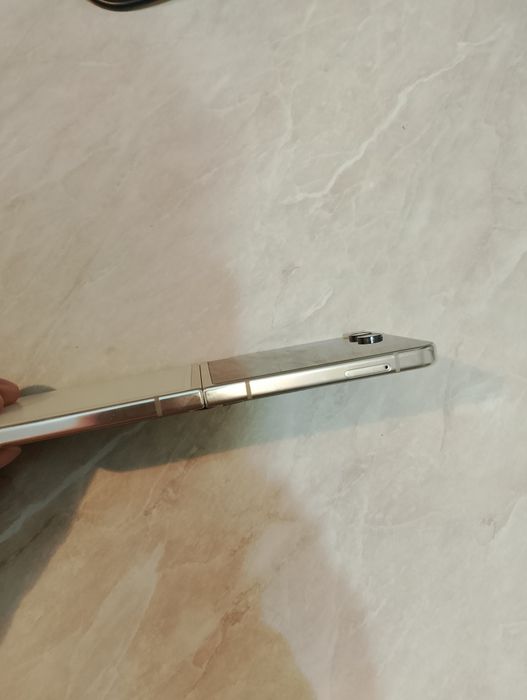 Galaxy Z Flip 5 у