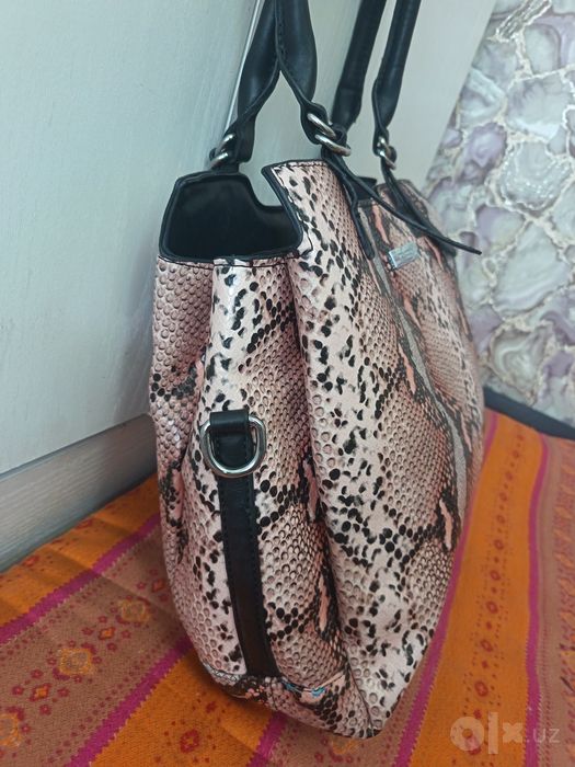 Сумка аёллар учун, холати яхши факат ручка  орка тарафи кучган жой бор