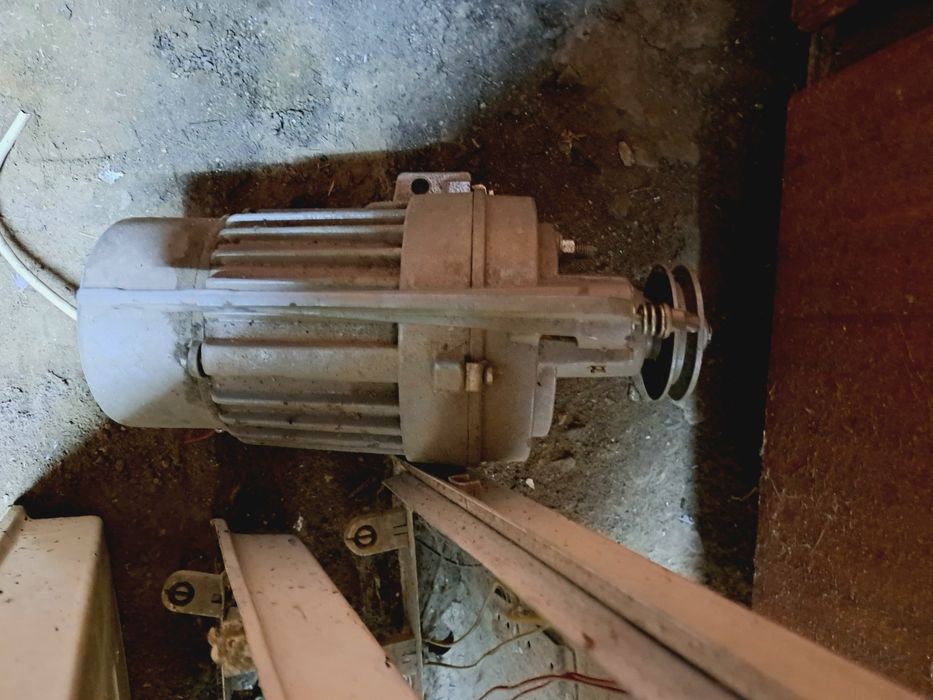 Двускоростен двигател за дърводелски машина