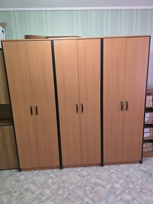 Шкаф для одежды с полочками