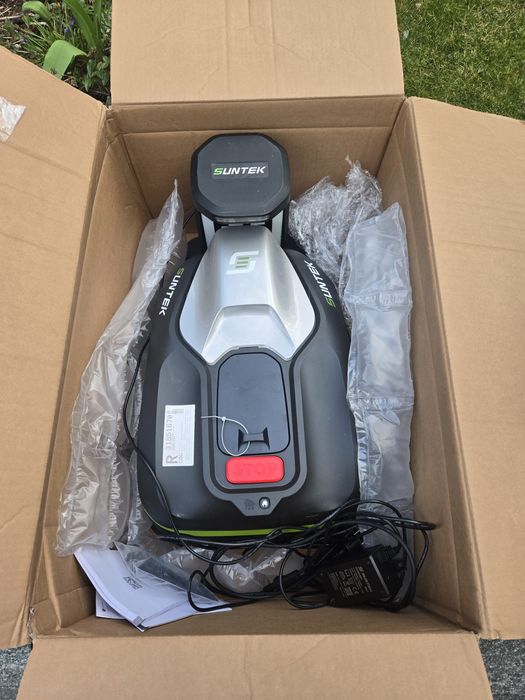 Robot tuns iarba Suntek SRM 2060 - NOU - Fără cablu perimetral (Cameră AI)