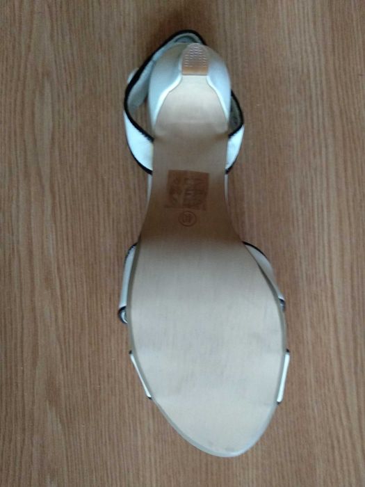 Sandale noi, mărimea 40