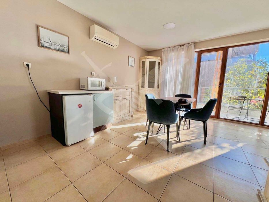 Дава се под наем Двустаен апартамент в к.к. Св.Св. Константин и Елена - 60 кв.м за 650 € - Снимка #2