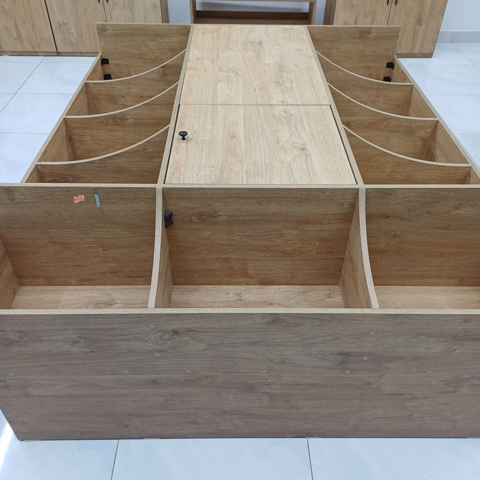 Mebel sotiladi, do'kon yoki apteka uchun mo'ljallangan.