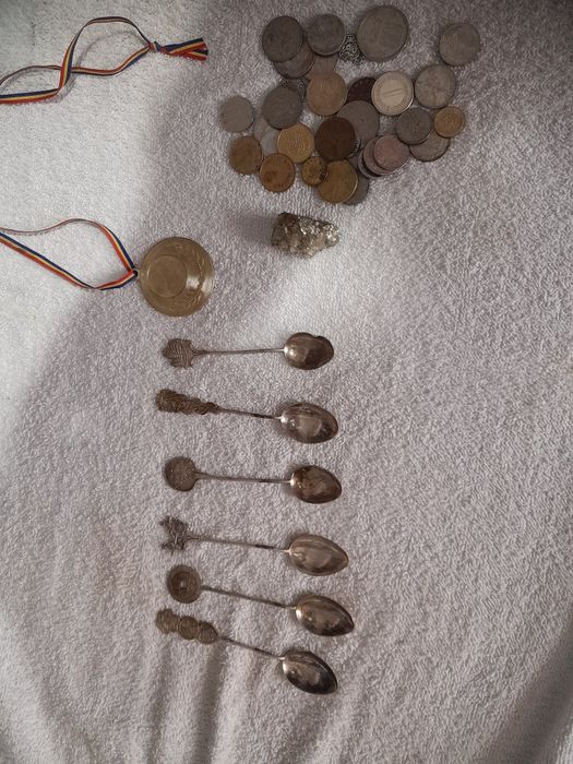 Bijuterii maimuțe modele bănuți vechi și mai multe  vechi an stare bun