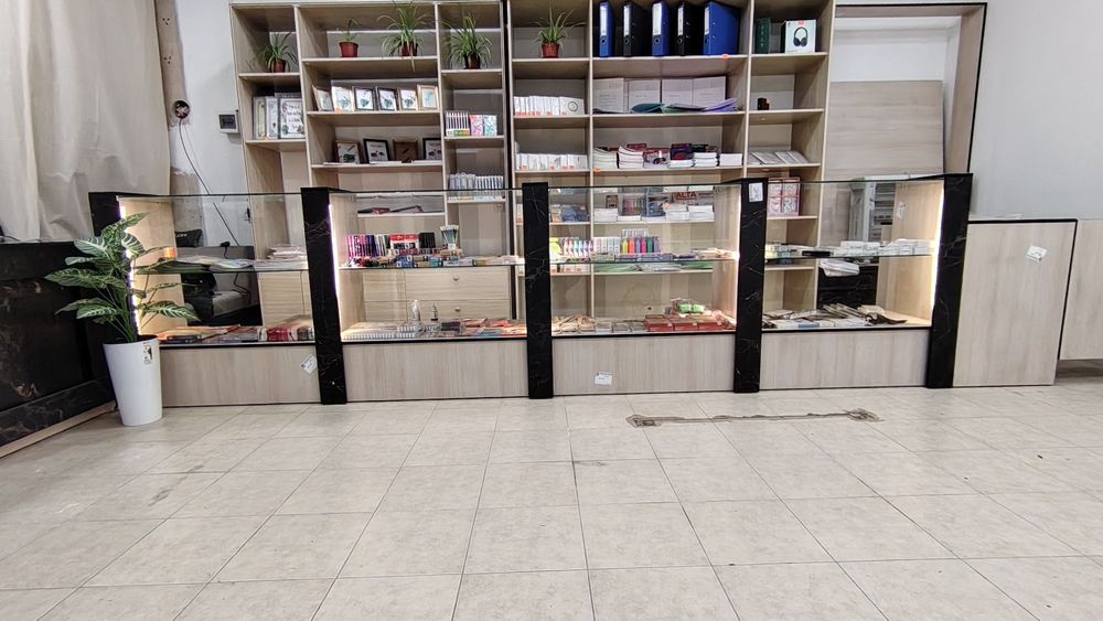 Стекланный витрина сотилади