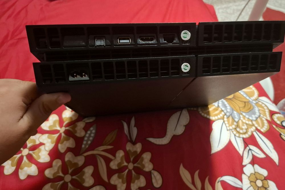 Vând ps4 cu volan si pedale si mentenanță făcută recent