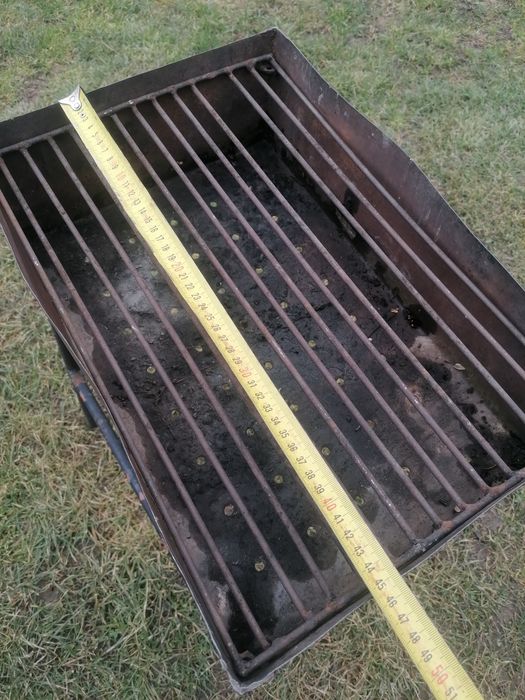 Grătar de inox, picioare de fier, 45x31 cm. 
Are lipsa o bara din gril