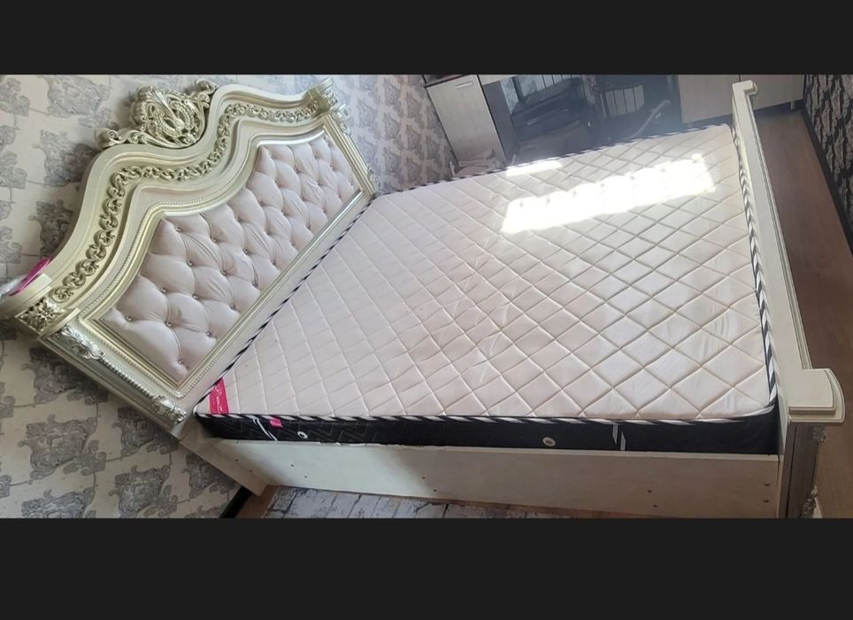 Продам прочную двуспальную кровать