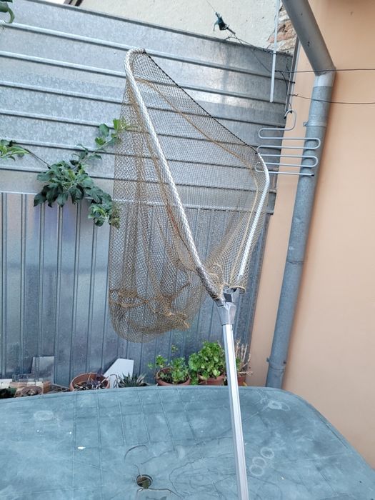 Navomodel plantat cu 2 cuve, forfații, ace crap, mincioc.