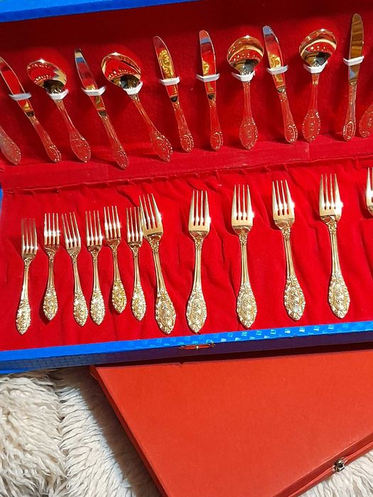 Позлатени прибори за хранене.