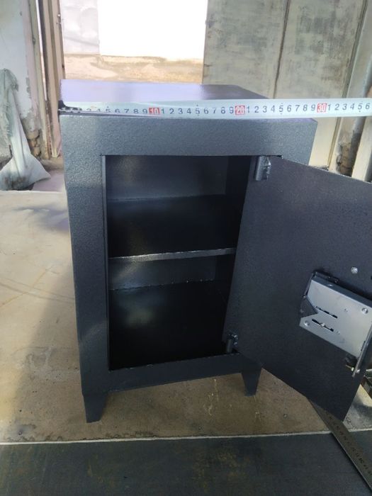 Сейфы. Хар хил турдаги ва размердаги сейфлар.