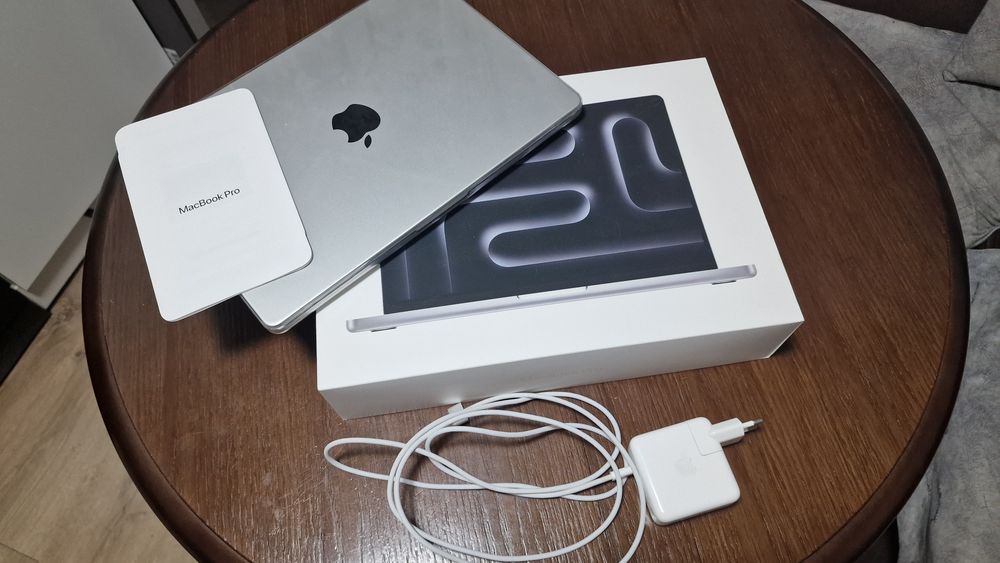 MacBook Pro Mac15,3 8ядер 8гб стерео звук