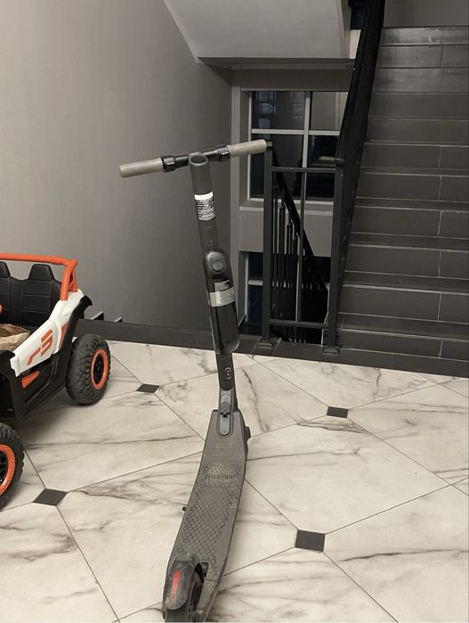 Продам электросамокат Ninebot Es4