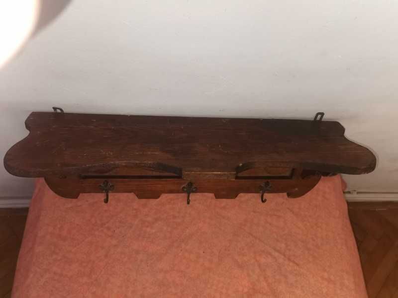 Polita cuier din lemn sculptat cu agatatoare din bronz