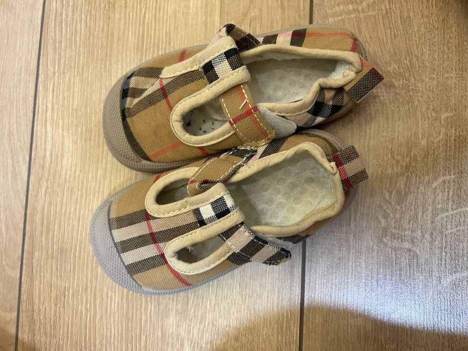 Продам сандали под берберри