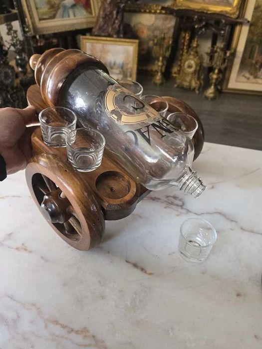 Sticla de Cognac în suport de lemn,in forma de tun..