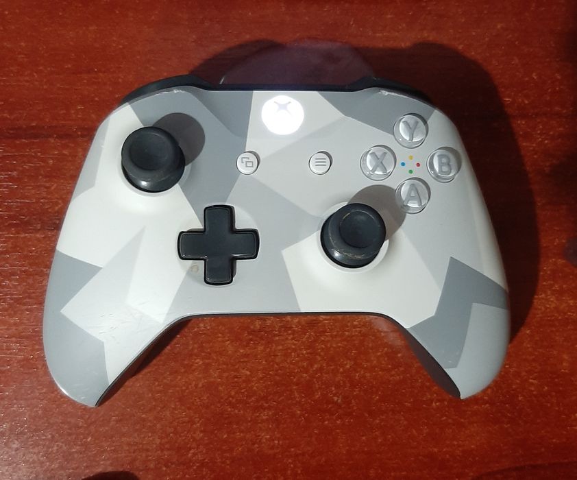 Vând maneta xbox one s x wireless controller winter forces special edition în stare bună