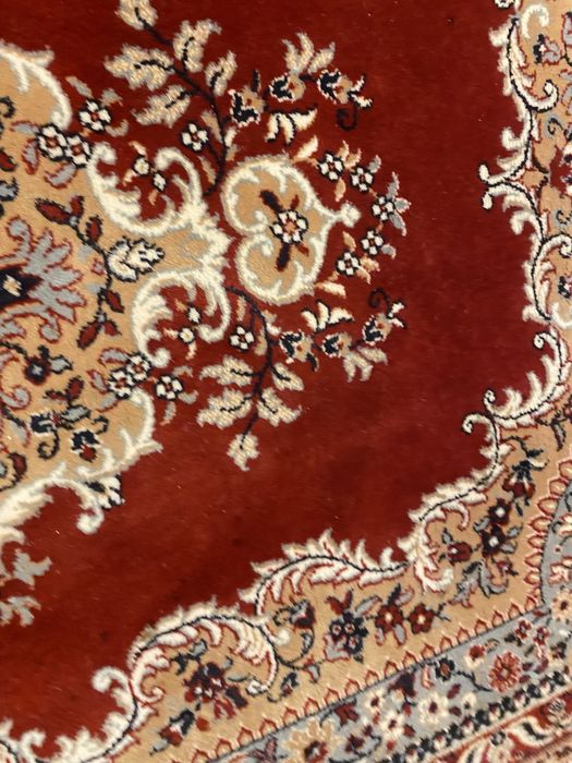 Голям персийски килим изтъкан от вълна