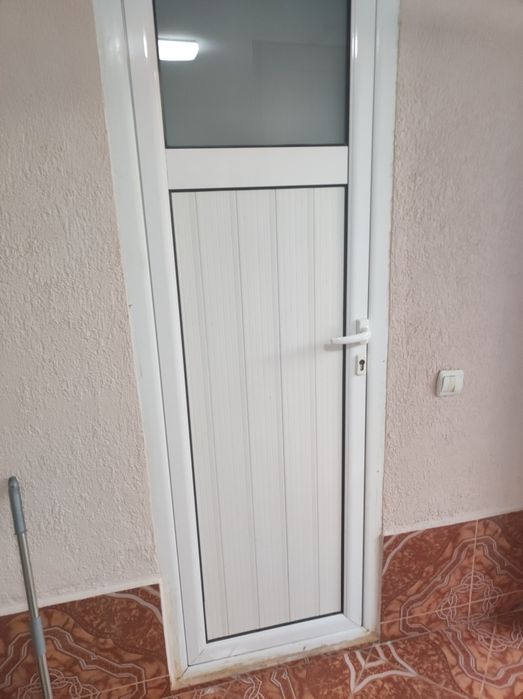 Închiriez o camera La curte
