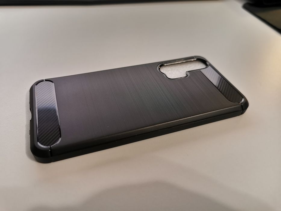 Husa Huawei Nova 5T plastic negru cu tematica brushed metal carbon fib