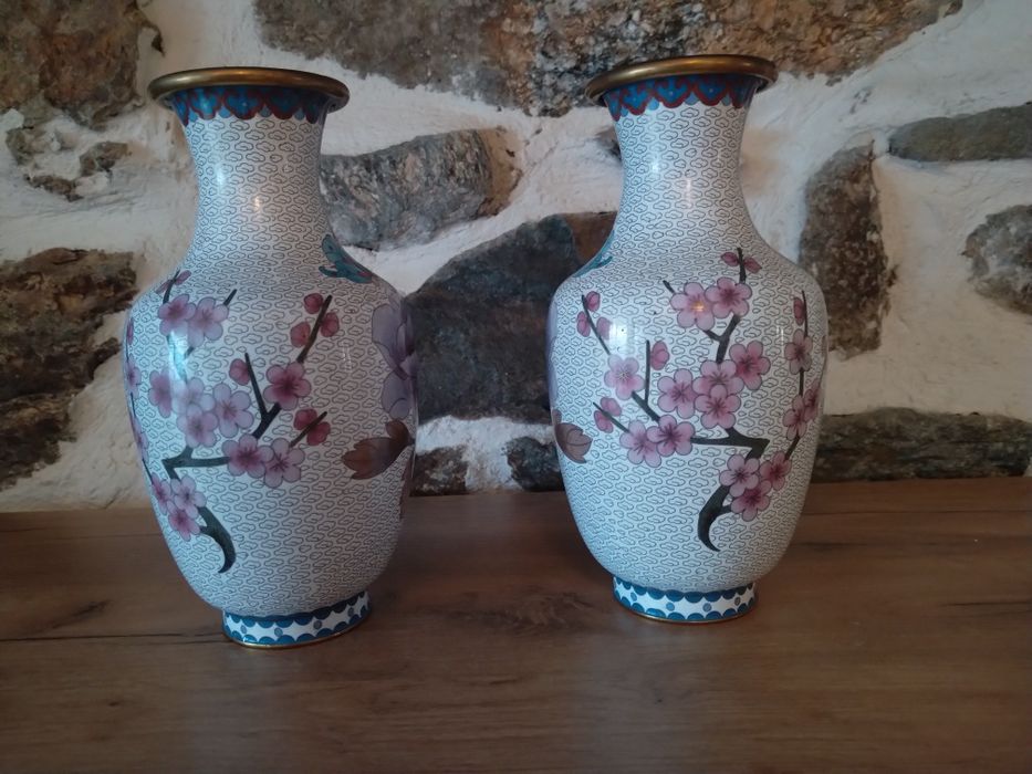 Продавам чифт антикварни вази бронз месинг клетъчен емаил